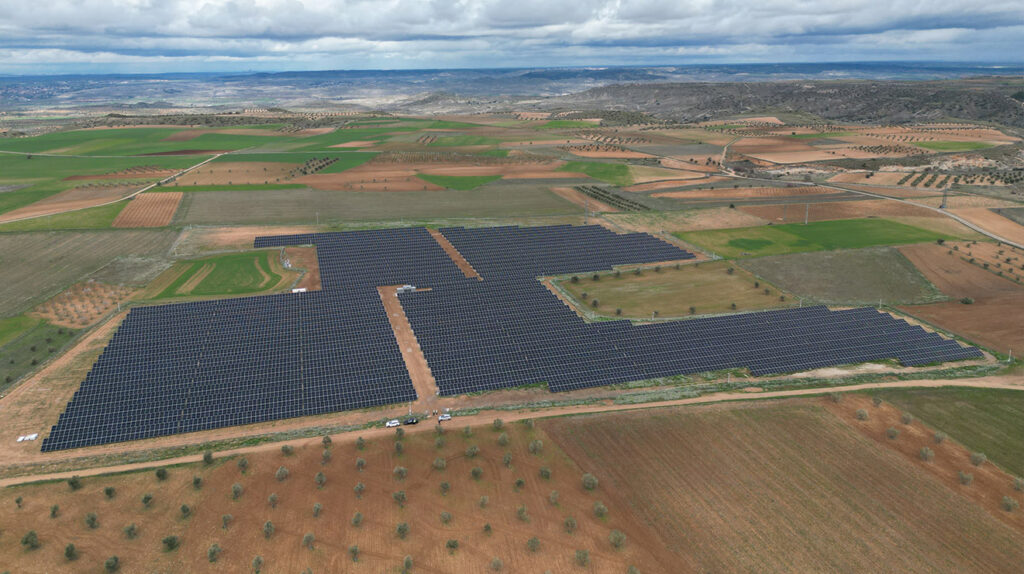 La planta, que cuenta con una capacidad instalada de 6,9 MWp y está ubicada a solo un kilómetro de la que es una de las principales fábricas de Monbake en Noblejas (Toledo)